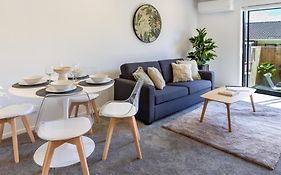 West Auckland Retreat 2Br Sleeps 4